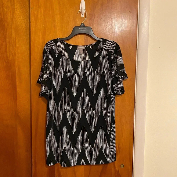 Chicos Travelers Cold Shoulder Tunic Top Size 2 Black & White Chevron Print Top - Picture 1 of 4